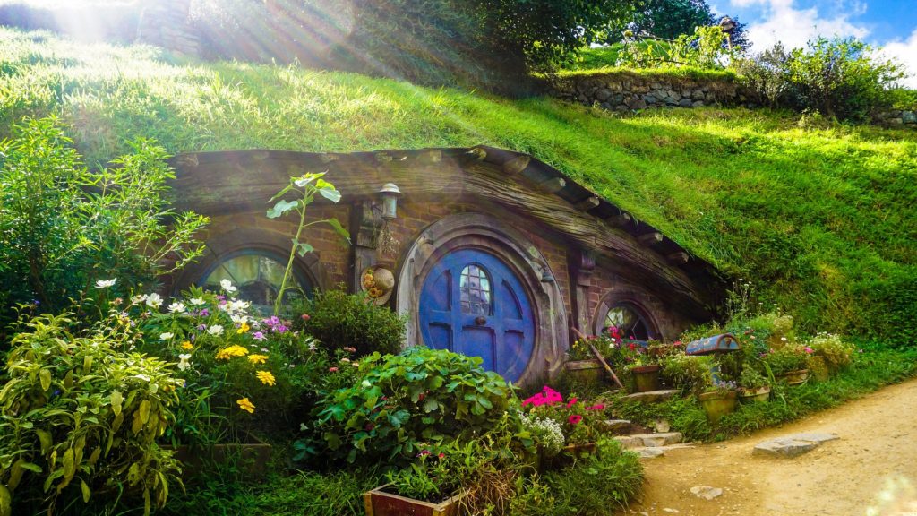 Maison de Hobbit enchanteur, inspirée de la Terre du Milieu, une expérience fantastique pour les amateurs de la saga. Explorez nos hébergements uniques.