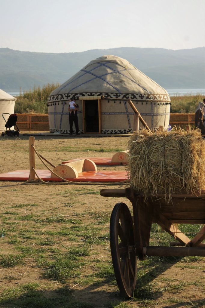 Une yourte mongole traditionnelle, une expérience unique de séjour en pleine nature. Découvrez nos hébergements atypiques.